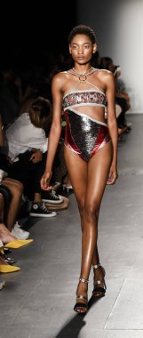 New York, ABD - 8 Eylül 2018: Bir model yürür pist Custo Barcelona ilkbahar/yaz 2019 pist gösterinin Pier 59 Studios Chelsea Piers, Manhattan, New York moda haftası için