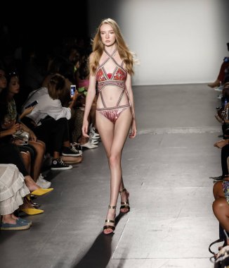 New York, ABD - 8 Eylül 2018: Bir model yürür pist Custo Barcelona ilkbahar/yaz 2019 pist gösterinin Pier 59 Studios Chelsea Piers, Manhattan, New York moda haftası için