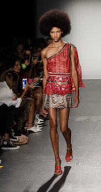 New York, ABD - 8 Eylül 2018: Bir model yürür pist Custo Barcelona ilkbahar/yaz 2019 pist gösterinin Pier 59 Studios Chelsea Piers, Manhattan, New York moda haftası için