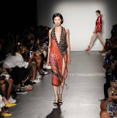 New York, ABD - 8 Eylül 2018: Bir model yürür pist Custo Barcelona ilkbahar/yaz 2019 pist gösterinin Pier 59 Studios Chelsea Piers, Manhattan, New York moda haftası için