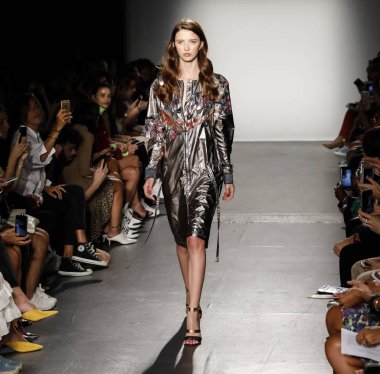 New York, ABD - 8 Eylül 2018: Bir model yürür pist Custo Barcelona ilkbahar/yaz 2019 pist gösterinin Pier 59 Studios Chelsea Piers, Manhattan, New York moda haftası için