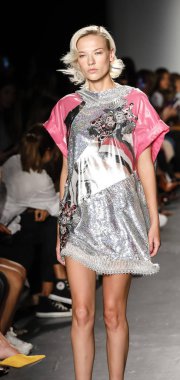 New York, ABD - 8 Eylül 2018: Bir model yürür pist Custo Barcelona ilkbahar/yaz 2019 pist gösterinin Pier 59 Studios Chelsea Piers, Manhattan, New York moda haftası için