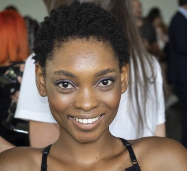 New York, Ny, Amerika Birleşik Devletleri - 6 Eylül 2018: Manken sahne arkasında Pamella Roland ilkbahar/yaz 2019 pist gösterinin Pier 59 Studios, Manhattan, New York moda haftası için hazırlar.