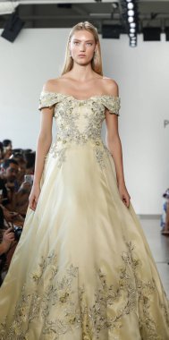 New York, Ny, Amerika Birleşik Devletleri - 6 Eylül 2018: Bir model yürür pist Pamella Roland ilkbahar/yaz 2019 pist gösterinin Pier 59 Studios, Manhattan, New York moda haftası için