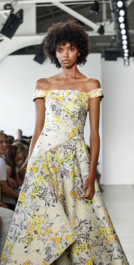 New York, ABD - 6 Eylül 2018: Bir model yürür pist Pamella Roland ilkbahar/yaz 2019 pist gösterinin Pier 59 Studios, Manhattan, New York moda haftası için