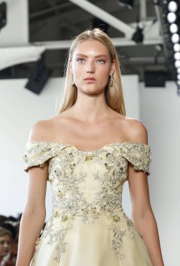 New York, ABD - 6 Eylül 2018: Bir model yürür pist Pamella Roland ilkbahar/yaz 2019 pist gösterinin Pier 59 Studios, Manhattan, New York moda haftası için