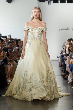 New York, ABD - 6 Eylül 2018: Bir model yürür pist Pamella Roland ilkbahar/yaz 2019 pist gösterinin Pier 59 Studios, Manhattan, New York moda haftası için