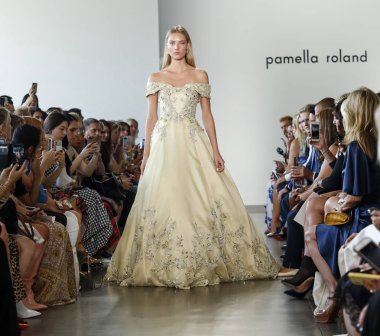 New York, ABD - 6 Eylül 2018: Bir model yürür pist Pamella Roland ilkbahar/yaz 2019 pist gösterinin Pier 59 Studios, Manhattan, New York moda haftası için