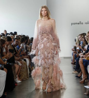 New York, ABD - 6 Eylül 2018: Bir model yürür pist Pamella Roland ilkbahar/yaz 2019 pist gösterinin Pier 59 Studios, Manhattan, New York moda haftası için