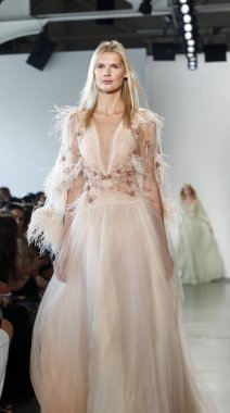 New York, ABD - 6 Eylül 2018: Bir model yürür pist Pamella Roland ilkbahar/yaz 2019 pist gösterinin Pier 59 Studios, Manhattan, New York moda haftası için