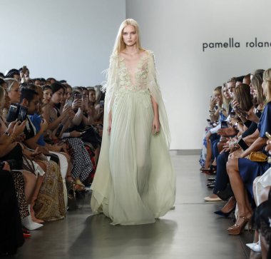 New York, ABD - 6 Eylül 2018: Bir model yürür pist Pamella Roland ilkbahar/yaz 2019 pist gösterinin Pier 59 Studios, Manhattan, New York moda haftası için