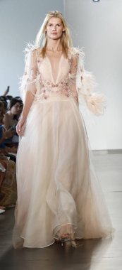 New York, ABD - 6 Eylül 2018: Bir model yürür pist Pamella Roland ilkbahar/yaz 2019 pist gösterinin Pier 59 Studios, Manhattan, New York moda haftası için