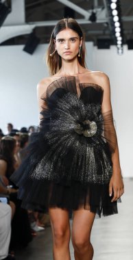 New York, ABD - 6 Eylül 2018: Bir model yürür pist Pamella Roland ilkbahar/yaz 2019 pist gösterinin Pier 59 Studios, Manhattan, New York moda haftası için