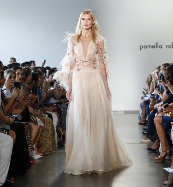 New York, ABD - 6 Eylül 2018: Bir model yürür pist Pamella Roland ilkbahar/yaz 2019 pist gösterinin Pier 59 Studios, Manhattan, New York moda haftası için