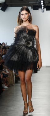 New York, ABD - 6 Eylül 2018: Bir model yürür pist Pamella Roland ilkbahar/yaz 2019 pist gösterinin Pier 59 Studios, Manhattan, New York moda haftası için