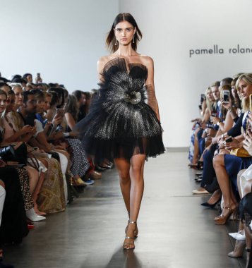New York, ABD - 6 Eylül 2018: Bir model yürür pist Pamella Roland ilkbahar/yaz 2019 pist gösterinin Pier 59 Studios, Manhattan, New York moda haftası için