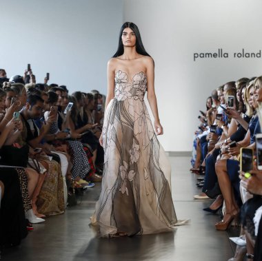 New York, ABD - 6 Eylül 2018: Bir model yürür pist Pamella Roland ilkbahar/yaz 2019 pist gösterinin Pier 59 Studios, Manhattan, New York moda haftası için