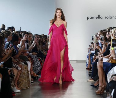 New York, ABD - 6 Eylül 2018: Bir model yürür pist Pamella Roland ilkbahar/yaz 2019 pist gösterinin Pier 59 Studios, Manhattan, New York moda haftası için