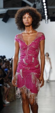 New York, ABD - 6 Eylül 2018: Bir model yürür pist Pamella Roland ilkbahar/yaz 2019 pist gösterinin Pier 59 Studios, Manhattan, New York moda haftası için