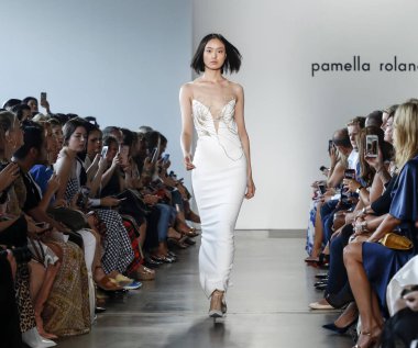 New York, ABD - 6 Eylül 2018: Bir model yürür pist Pamella Roland ilkbahar/yaz 2019 pist gösterinin Pier 59 Studios, Manhattan, New York moda haftası için