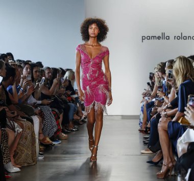 New York, ABD - 6 Eylül 2018: Bir model yürür pist Pamella Roland ilkbahar/yaz 2019 pist gösterinin Pier 59 Studios, Manhattan, New York moda haftası için
