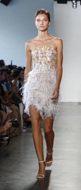 New York, ABD - 6 Eylül 2018: Bir model yürür pist Pamella Roland ilkbahar/yaz 2019 pist gösterinin Pier 59 Studios, Manhattan, New York moda haftası için