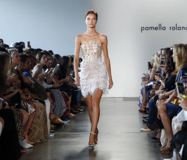 New York, ABD - 6 Eylül 2018: Bir model yürür pist Pamella Roland ilkbahar/yaz 2019 pist gösterinin Pier 59 Studios, Manhattan, New York moda haftası için