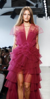 New York, ABD - 6 Eylül 2018: Bir model yürür pist Pamella Roland ilkbahar/yaz 2019 pist gösterinin Pier 59 Studios, Manhattan, New York moda haftası için