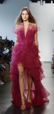 New York, ABD - 6 Eylül 2018: Bir model yürür pist Pamella Roland ilkbahar/yaz 2019 pist gösterinin Pier 59 Studios, Manhattan, New York moda haftası için