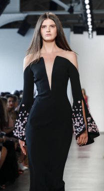 New York, ABD - 6 Eylül 2018: Bir model yürür pist Pamella Roland ilkbahar/yaz 2019 pist gösterinin Pier 59 Studios, Manhattan, New York moda haftası için