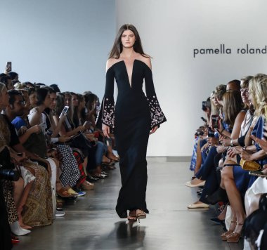 New York, ABD - 6 Eylül 2018: Bir model yürür pist Pamella Roland ilkbahar/yaz 2019 pist gösterinin Pier 59 Studios, Manhattan, New York moda haftası için