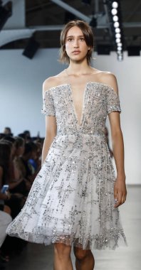 New York, ABD - 6 Eylül 2018: Bir model yürür pist Pamella Roland ilkbahar/yaz 2019 pist gösterinin Pier 59 Studios, Manhattan, New York moda haftası için