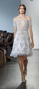 New York, ABD - 6 Eylül 2018: Bir model yürür pist Pamella Roland ilkbahar/yaz 2019 pist gösterinin Pier 59 Studios, Manhattan, New York moda haftası için