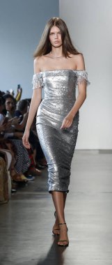 New York, ABD - 6 Eylül 2018: Bir model yürür pist Pamella Roland ilkbahar/yaz 2019 pist gösterinin Pier 59 Studios, Manhattan, New York moda haftası için