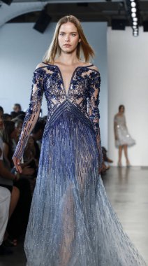 New York, ABD - 6 Eylül 2018: Bir model yürür pist Pamella Roland ilkbahar/yaz 2019 pist gösterinin Pier 59 Studios, Manhattan, New York moda haftası için