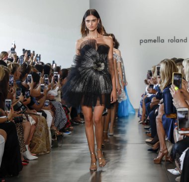 New York, Ny, Amerika Birleşik Devletleri - 6 Eylül 2018: Modelleri yürüyüş pist Pier 59 Studios, Manhattan, New York moda haftasında Pamella Roland ilkbahar/yaz 2019 koleksiyonu için