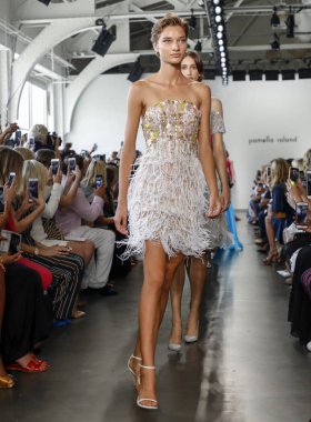 New York, Ny, Amerika Birleşik Devletleri - 6 Eylül 2018: Modelleri yürüyüş pist Pier 59 Studios, Manhattan, New York moda haftasında Pamella Roland ilkbahar/yaz 2019 koleksiyonu için