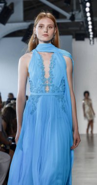 New York, Ny, Amerika Birleşik Devletleri - 6 Eylül 2018: Bir model yürür pist Pier 59 Studios, Manhattan, New York moda haftasında Pamella Roland ilkbahar/yaz 2019 koleksiyonu için