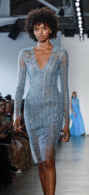 New York, Ny, Amerika Birleşik Devletleri - 6 Eylül 2018: Bir model yürür pist Pier 59 Studios, Manhattan, New York moda haftasında Pamella Roland ilkbahar/yaz 2019 koleksiyonu için