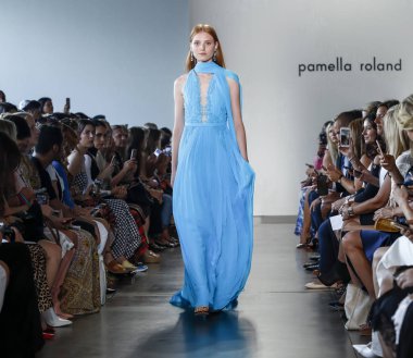 New York, Ny, Amerika Birleşik Devletleri - 6 Eylül 2018: Bir model yürür pist Pier 59 Studios, Manhattan, New York moda haftasında Pamella Roland ilkbahar/yaz 2019 koleksiyonu için