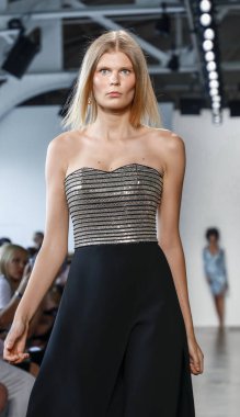New York, Ny, Amerika Birleşik Devletleri - 6 Eylül 2018: Bir model yürür pist Pier 59 Studios, Manhattan, New York moda haftasında Pamella Roland ilkbahar/yaz 2019 koleksiyonu için