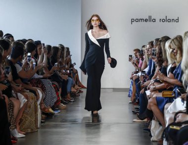 New York, Ny, Amerika Birleşik Devletleri - 6 Eylül 2018: Bir model yürür pist Pier 59 Studios, Manhattan, New York moda haftasında Pamella Roland ilkbahar/yaz 2019 koleksiyonu için