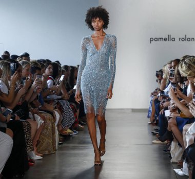 New York, Ny, Amerika Birleşik Devletleri - 6 Eylül 2018: Bir model yürür pist Pier 59 Studios, Manhattan, New York moda haftasında Pamella Roland ilkbahar/yaz 2019 koleksiyonu için