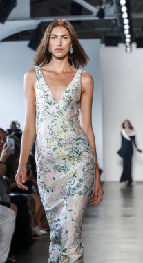 New York, Ny, Amerika Birleşik Devletleri - 6 Eylül 2018: Bir model yürür pist Pier 59 Studios, Manhattan, New York moda haftasında Pamella Roland ilkbahar/yaz 2019 koleksiyonu için