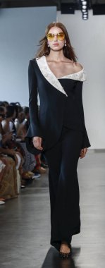 New York, Ny, Amerika Birleşik Devletleri - 6 Eylül 2018: Bir model yürür pist Pier 59 Studios, Manhattan, New York moda haftasında Pamella Roland ilkbahar/yaz 2019 koleksiyonu için