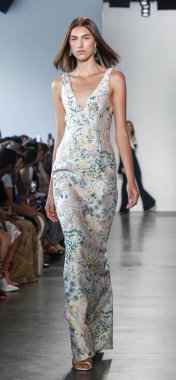 New York, Ny, Amerika Birleşik Devletleri - 6 Eylül 2018: Bir model yürür pist Pier 59 Studios, Manhattan, New York moda haftasında Pamella Roland ilkbahar/yaz 2019 koleksiyonu için