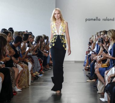 New York, Ny, Amerika Birleşik Devletleri - 6 Eylül 2018: Bir model yürür pist Pier 59 Studios, Manhattan, New York moda haftasında Pamella Roland ilkbahar/yaz 2019 koleksiyonu için