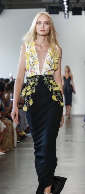 New York, Ny, Amerika Birleşik Devletleri - 6 Eylül 2018: Bir model yürür pist Pier 59 Studios, Manhattan, New York moda haftasında Pamella Roland ilkbahar/yaz 2019 koleksiyonu için