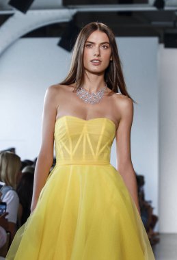 New York, Ny, Amerika Birleşik Devletleri - 6 Eylül 2018: Bir model yürür pist Pier 59 Studios, Manhattan, New York moda haftasında Pamella Roland ilkbahar/yaz 2019 koleksiyonu için