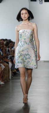 New York, Ny, Amerika Birleşik Devletleri - 6 Eylül 2018: Bir model yürür pist Pier 59 Studios, Manhattan, New York moda haftasında Pamella Roland ilkbahar/yaz 2019 koleksiyonu için